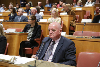 Tone Hrovat- državni svetnik <br>(Avtor: Milan Skledar)