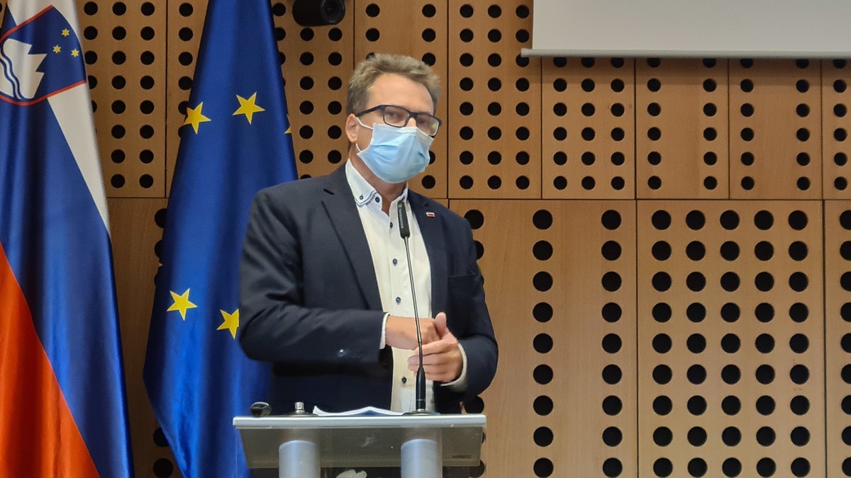 Zvonko Černač, minister za razvoj, strateške projekte in kohezijo RS na posvetu: Večletni finančni okvir 2021 - 2027 in razvoj kohezijske regije Zahodna Slovenija<br>(Avtor: Milan Skledar/S-tv)