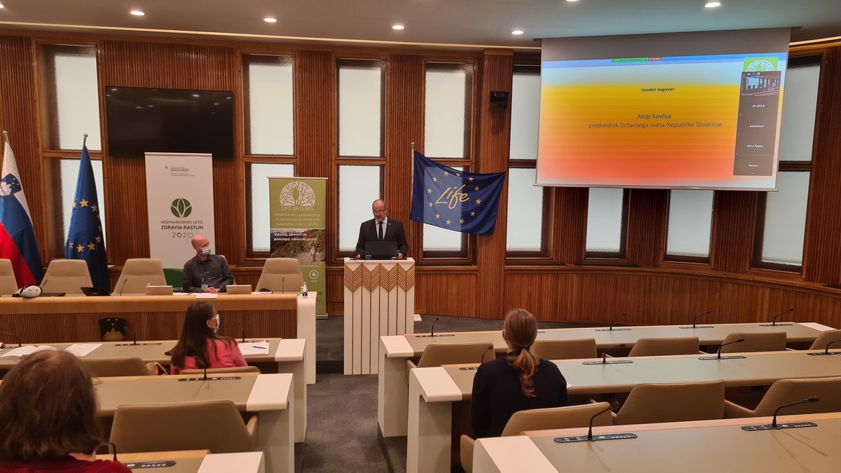 Alojz Kovšca, predsednik DS nagovoril udeležence posveta: Invazivne tujerodne vrste v gozdovih