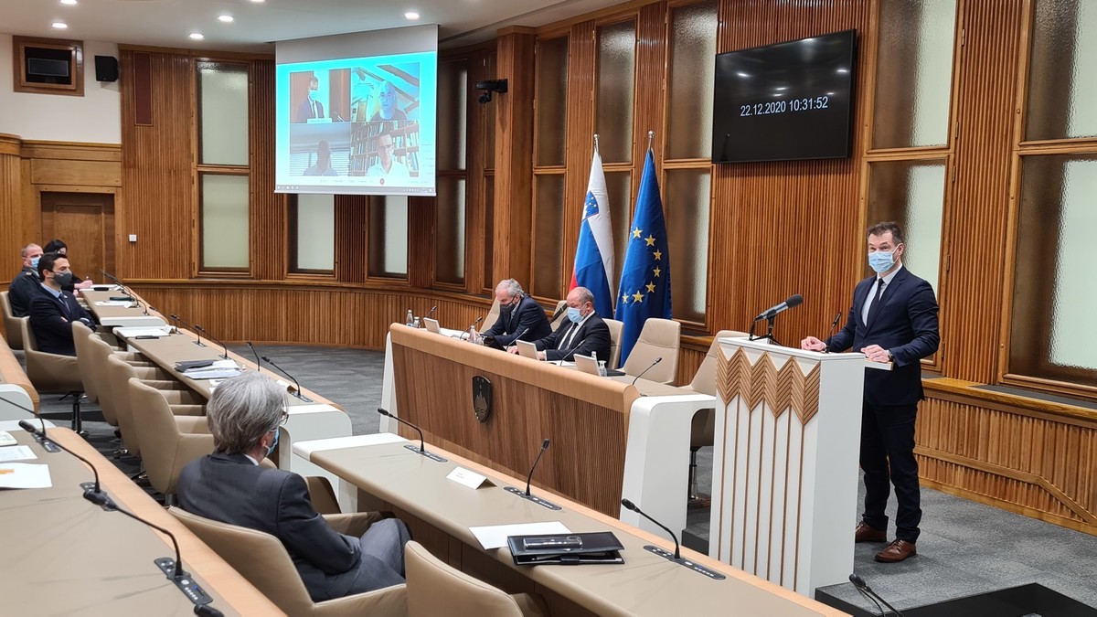 Uroš Lampret, državni sekretar na Ministrstvu za obrambo na posvetu o nujnosti investicij v Slovensko Vojsko (SV) v DS, 2020<br>(Avtor: Milan Skledar)