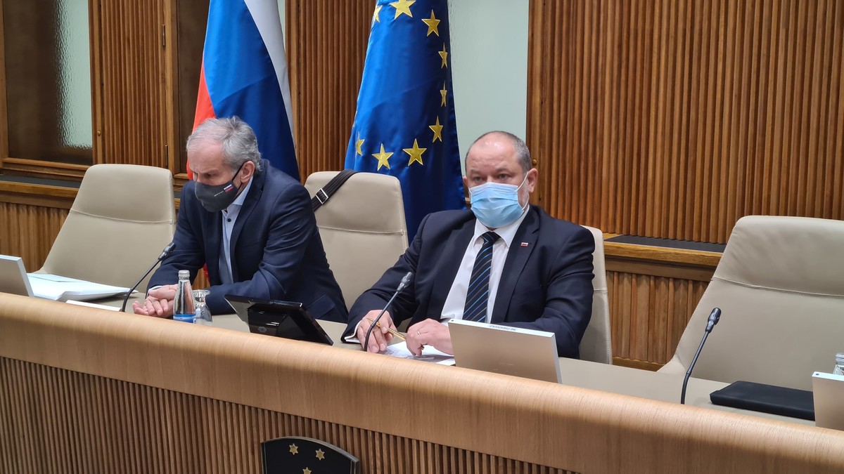 Rajko Fajt, državni svetnik in Alojz Kovšca, predsednik DS na posvetu o nujnosti investicij v Slovensko vojsko (SV) v DS, 2020<br>(Avtor: Milan Skledar)