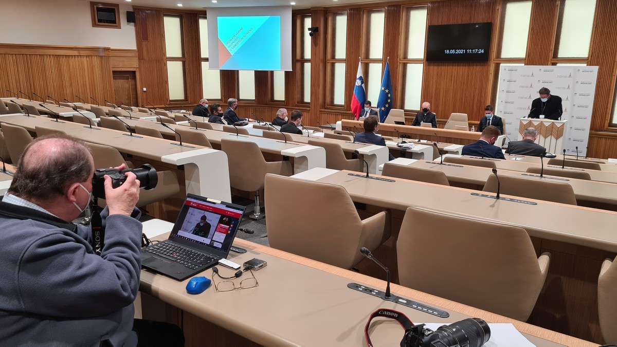 Simpozij: 30 let uveljavljanja svobode veroizpovedi v Republiki Sloveniji<br>(Avtor: Milan Skledar)