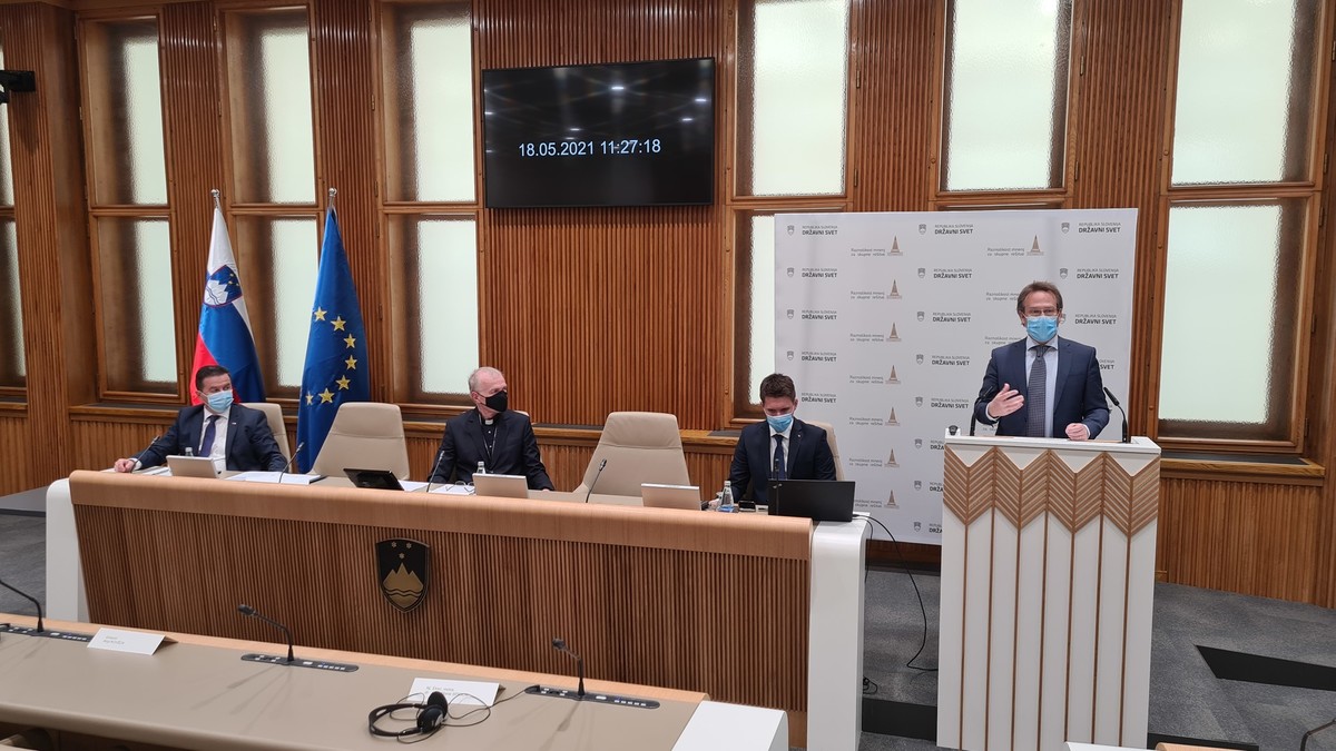 Simpozij: 30 let uveljavljanja svobode veroizpovedi v Republiki Sloveniji<br>(Avtor: Milan Skledar)