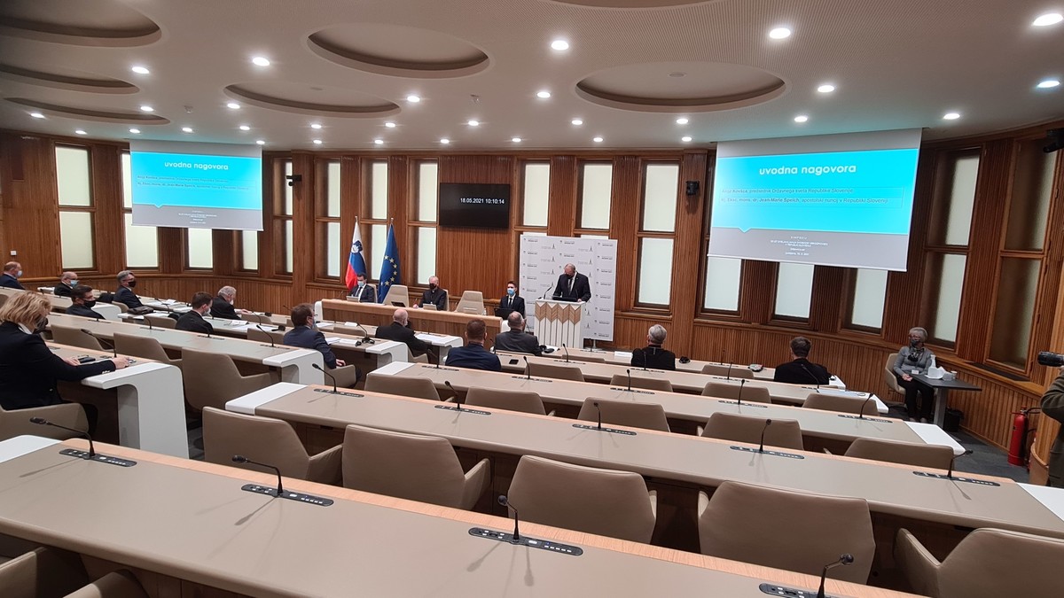Simpozij: 30 let uveljavljanja svobode veroizpovedi v Republiki Sloveniji<br>(Avtor: Milan Skledar)