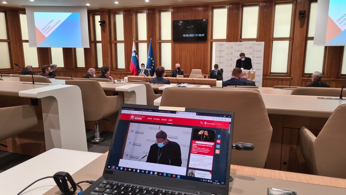 Simpozij 30 let uveljavljanja svobode veroizpovedi v RS, ki ga je v živo prenašala strokovna S-tv Skledar, so si lahko v živo ogledali tudi poslušalci in gledalci Radia Vatican <br>(Avtor: Milan Skledar)