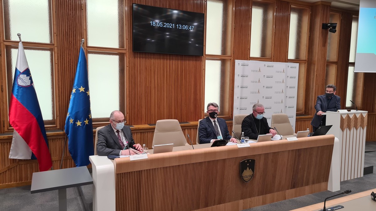 Simpozij: 30 let uveljavljanja svobode veroizpovedi v Republiki Sloveniji<br>(Avtor: Milan Skledar)