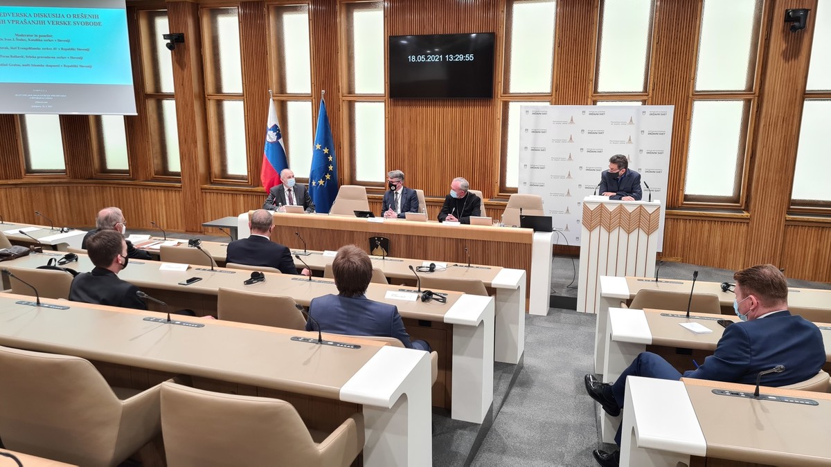 Simpozij: 30 let uveljavljanja svobode veroizpovedi v Republiki Sloveniji<br>(Avtor: Milan Skledar)