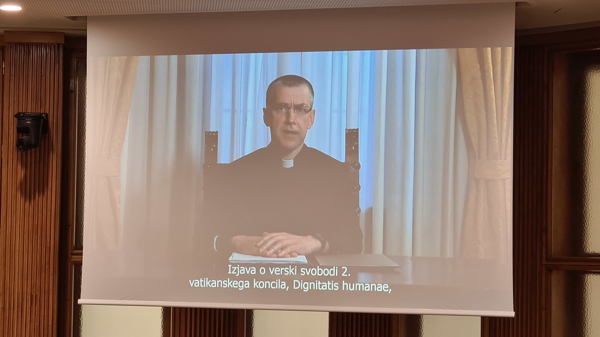 Mons. Mirosław Stanisław Wachowski, podsekretar oddelka za odnose z državami na Državnem tajništvu Svetega sedeža<br>(Avtor: Milan Skledar)