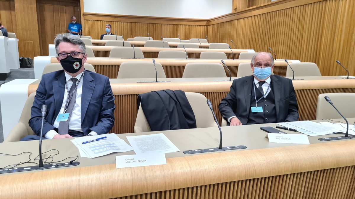 Mag. Leon Novak in mag. Geza Filo, sedanji in nekdanji škof Evangeličanske cerkve v SLO, Simpozij: 30 let uveljavljanja svobode veroizpovedi v Republiki Sloveniji<br>(Avtor: Milan Skledar)