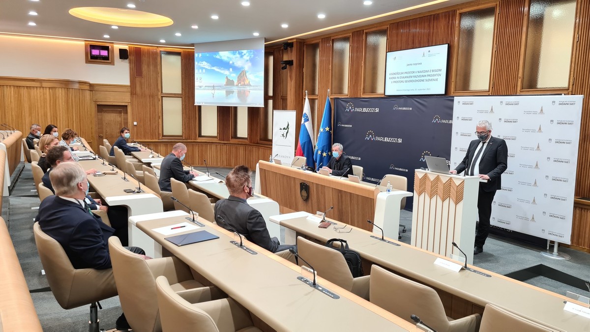 Državni svetnik Mitja Gorenšček. Javna razprava: Visokošolski prostor v navezavi z begom kadra in izvajanjem razvojnih projektov v prostoru severovzhodne Slovenije <br>(Avtor: Milan Skledar)