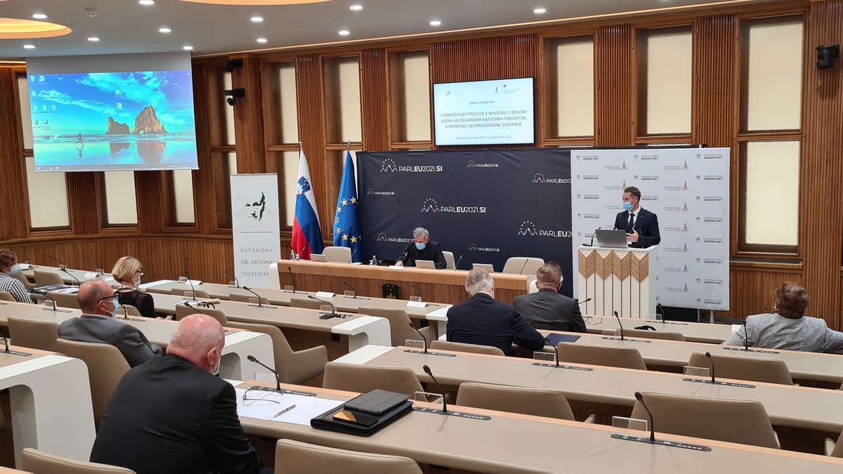 Javna razprava: Visokošolski prostor v navezavi z begom kadra in izvajanjem razvojnih projektov v prostoru severovzhodne Slovenije <br>(Avtor: Milan Skledar)