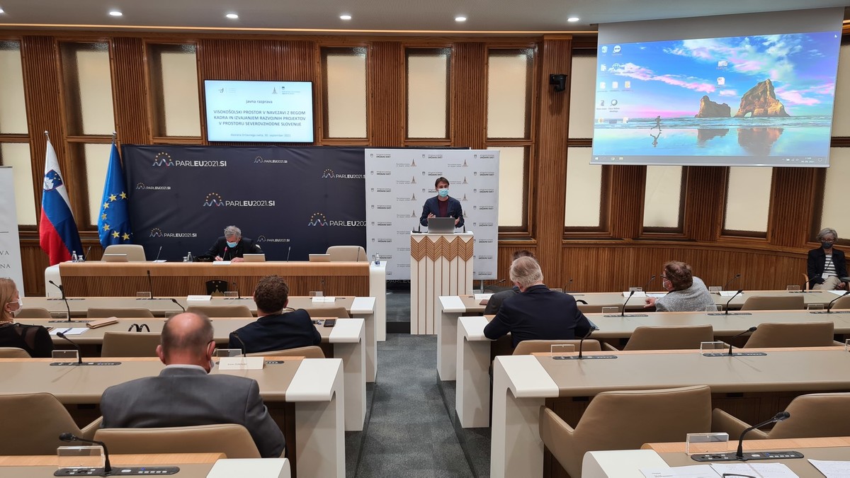 Javna razprava: Visokošolski prostor v navezavi z begom kadra in izvajanjem razvojnih projektov v prostoru severovzhodne Slovenije <br>(Avtor: Milan Skledar)