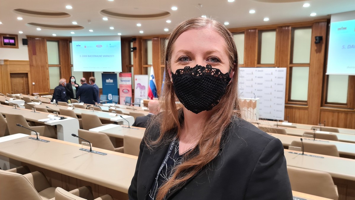 Manja Konkolič, na 5. dnevu nacionalne varnosti, 2021<br>(Avtor: Milan Skledar)