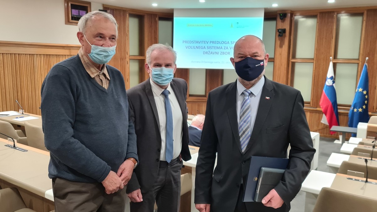 Dr. Janvit Golob, nekdanji državni svetnik, Rajko Fajt, državni svetnik in Aloz Kovšca, predsednik DS RS (od leve proti desni). V ŽIVO iz dvorane Državnega sveta predstavitev predloga sprememb volilnega sistema za volitve v Državni zbor<br>(Avtor: Milan Skledar)