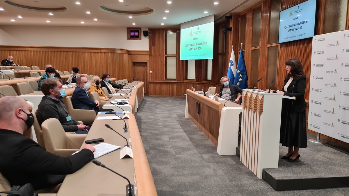 Mojca Škrinjar, poslanka Državnega zbora in v ozadju Branimir Štrukelj, državni svetnik, ki vodi posvet: Politizacija slovenskih vrtcev in šol?<br>(Avtor: Milan Skledar)