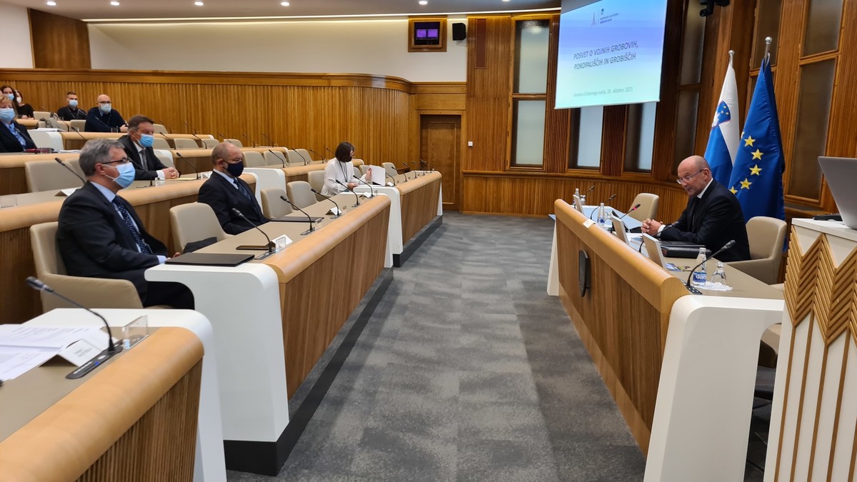 Posvet o vojnih grobovih, pokopališčih in grobiščih<br>(Avtor: Milan Skledar)