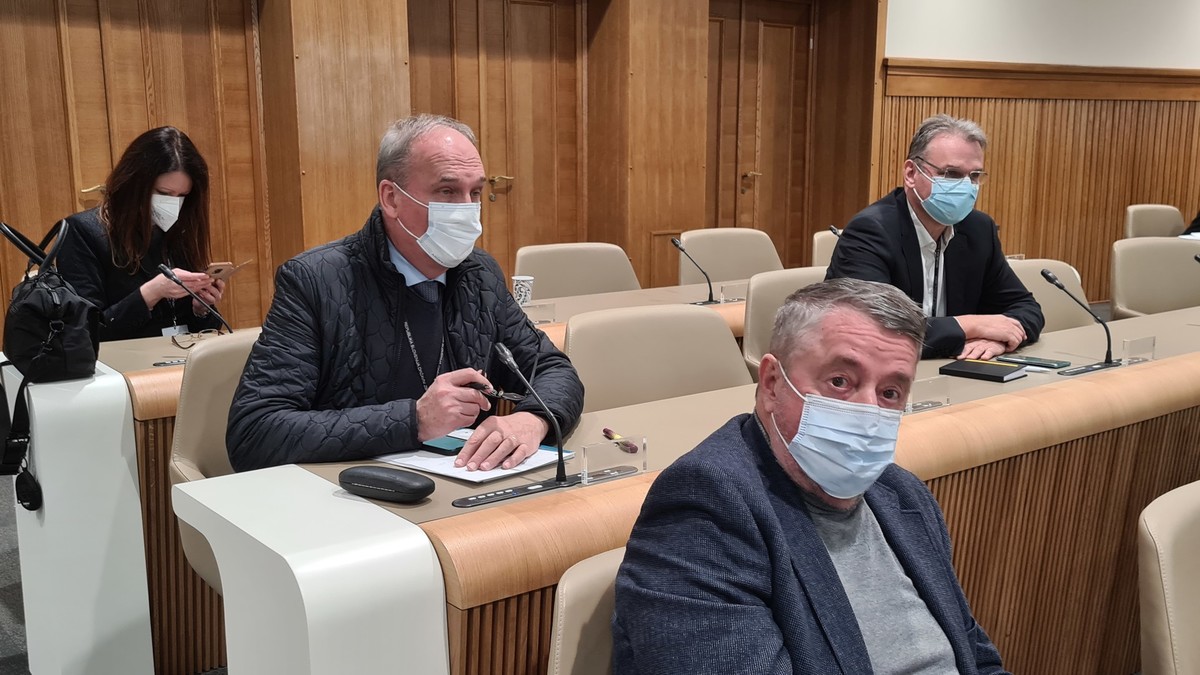 V ospredju nekdanji kmetijski minister Ciril Smrkolj in iz leve proti desni Janez Podobnik in Marjan Podobnik. Posvet Prehranska varnost kot strateška dobrina<br>(Avtor: Milan Skledar)