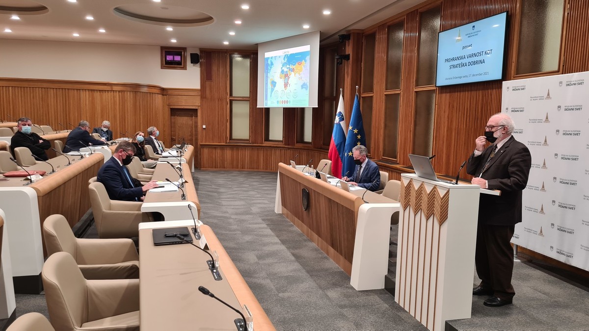 Prof. dr. Peter Raspor, dr. h. c. mult., uni. dipl. eng. HRANA: Narava vedno zmaga, na posvetu v Državnem svetu RS<br>(Avtor: Milan Skledar)