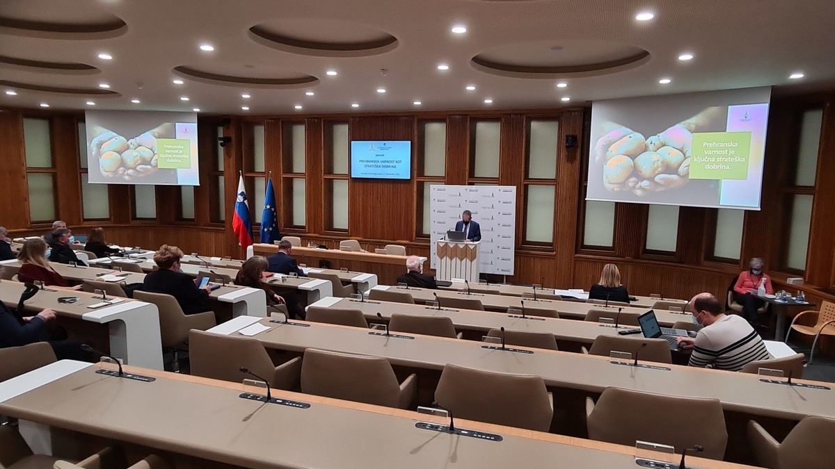 Prof. dr. Peter Raspor, dr. h. c. mult., uni. dipl. eng. HRANA: Narava vedno zmaga<br>(Avtor: Milan Skledar)