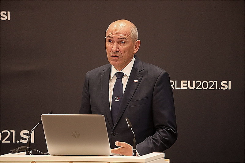 Janez Janša, predsednik Vlade RS. Mednarodna konferenca v Državnem svetu: Navidezna sprava: Tranzicijski procesi v srednji in vzhodni Evropi v primerjalni perspektivi<br>(Avtor: Milan Skledar)