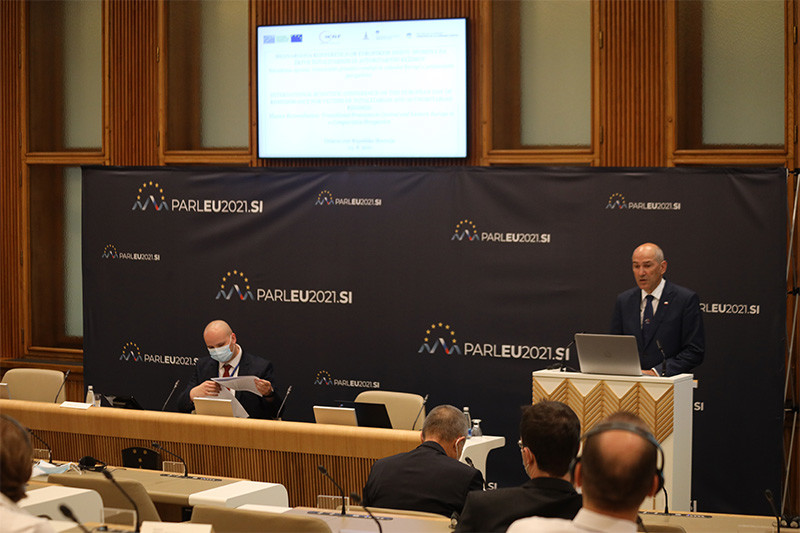 Janez Janša, predsednik Vlade RS. Mednarodna konferenca v Državnem svetu: Navidezna sprava: Tranzicijski procesi v srednji in vzhodni Evropi v primerjalni perspektivi<br>(Avtor: Milan Skledar)
