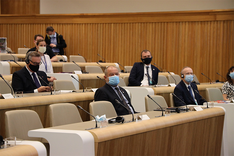 Mednarodna konferenca v Državnem svetu: Navidezna sprava: Tranzicijski procesi v srednji in vzhodni Evropi v primerjalni perspektivi<br>(Avtor: Milan Skledar)