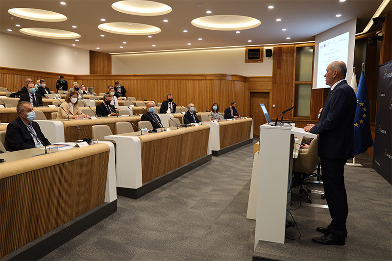 Predsednik Vlade RS Janez Janša. Mednarodna konferenca v Državnem svetu: Navidezna sprava: Tranzicijski procesi v srednji in vzhodni Evropi v primerjalni perspektivi<br>(Avtor: Milan Skledar)