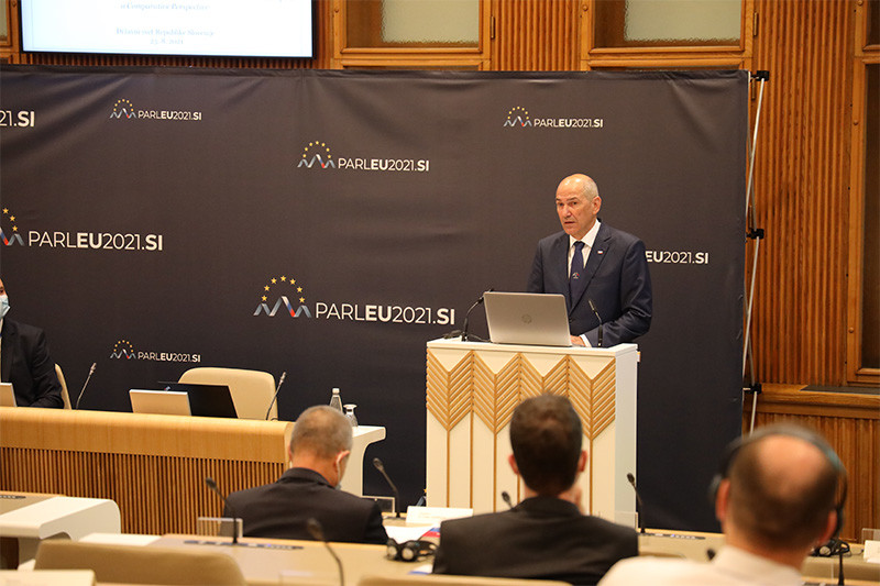 Predsednik Vlade RS Janez Janša. Mednarodna konferenca v Državnem svetu: Navidezna sprava: Tranzicijski procesi v srednji in vzhodni Evropi v primerjalni perspektivi<br>(Avtor: Milan Skledar)