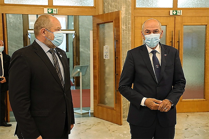 Alojz Kovšca, predsednik Državnega sveta RS in Janez Janša, predsednik Vlade RS. Mednarodna konferenca v Državnem svetu: Navidezna sprava: Tranzicijski procesi v srednji in vzhodni Evropi v primerjalni perspektivi<br>(Avtor: Milan Skledar)