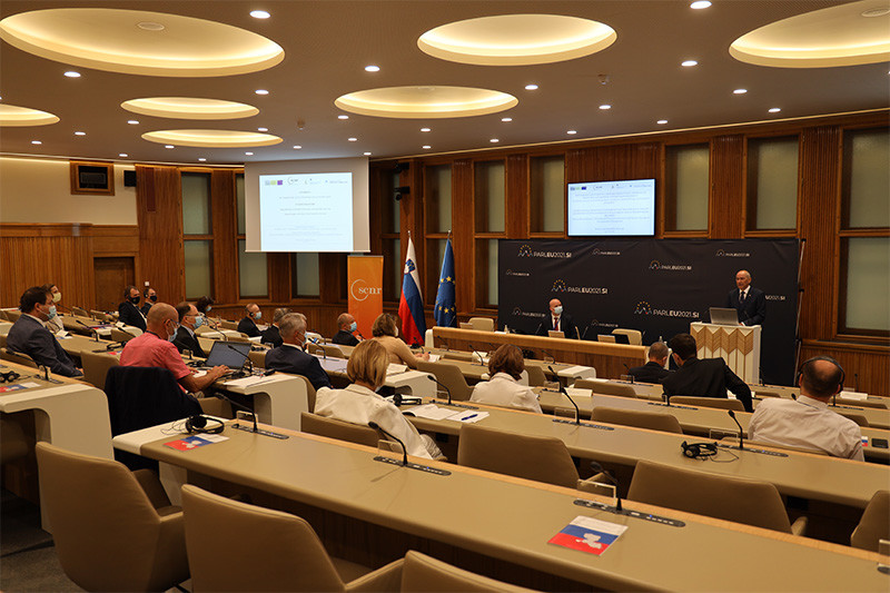 Mednarodna konferenca v Državnem svetu: Navidezna sprava: Tranzicijski procesi v srednji in vzhodni Evropi v primerjalni perspektivi<br>(Avtor: Milan Skledar)