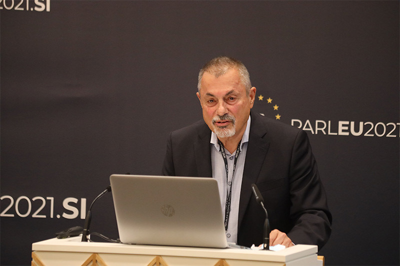 Prof. dr. Peter Jambrek, Nova univerza, Fakulteta v LJ. Mednarodna konferenca v Državnem svetu: Navidezna sprava: Tranzicijski procesi v srednji in vzhodni Evropi v primerjalni perspektivi<br>(Avtor: Milan Skledar)