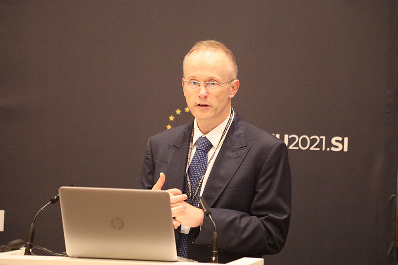 Mednarodna konferenca v Državnem svetu: Navidezna sprava: Tranzicijski procesi v srednji in vzhodni Evropi v primerjalni perspektivi<br>(Avtor: Milan Skledar)