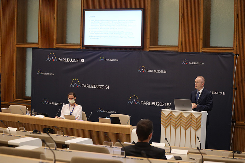Mednarodna konferenca v Državnem svetu: Navidezna sprava: Tranzicijski procesi v srednji in vzhodni Evropi v primerjalni perspektivi<br>(Avtor: Milan Skledar)
