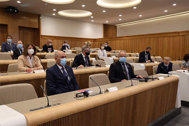 Mednarodna konferenca v Državnem svetu: Navidezna sprava: Tranzicijski procesi v srednji in vzhodni Evropi v primerjalni perspektivi<br>(Avtor: Milan Skledar)