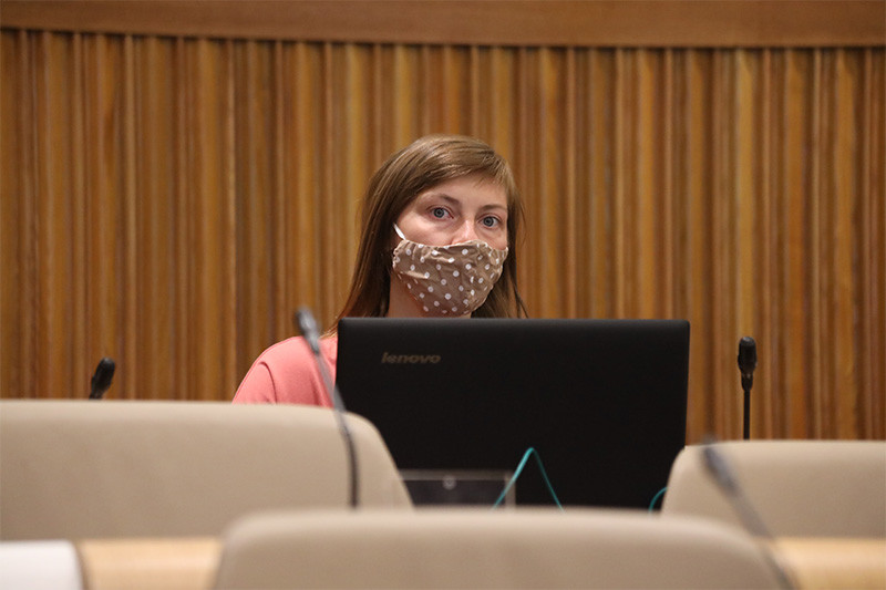 Pia Skledar med prenosom v živo. Mednarodna konferenca v Državnem svetu: Navidezna sprava: Tranzicijski procesi v srednji in vzhodni Evropi v primerjalni perspektivi<br>(Avtor: Milan Skledar)