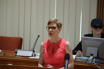 Dr. Simona Gerenčer Pegan, sekretarka Združenja gluhoslepih Slovenije DLAN<br>(Avtor: Milan Skledar)