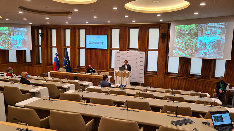 Posvet o vojnih grobovih, pokopališčih in grobiščih<br>(Avtor: Milan Skledar)