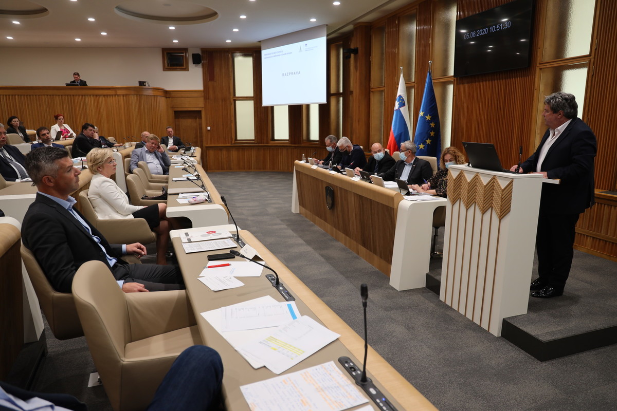 Davorin Terčon, državni svetnik na posvetu v Državnem svetu: Primorska po krizi COVID-19, sodelovanje pri oblikovanju in izvedbi ukrepov<br>(Avtor: Milan Skledar)