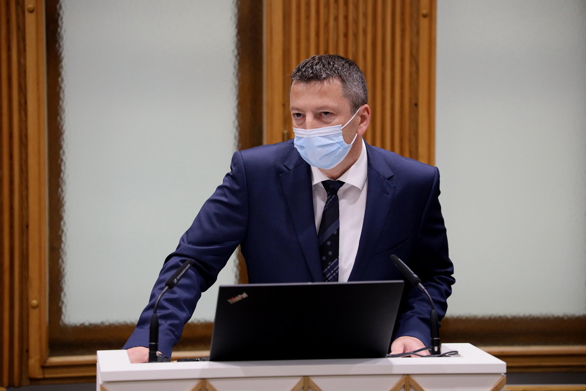 Dr. Viktor Vračar, generalni direktor, HSE, d.o.o.., Posvet v Državnem svetu RS: Pogoji, ki jim mora biti zadoščeno za pravičen prehod iz premoga v Šaleški dolini, 2021<br>(Avtor: Milan Skledar)