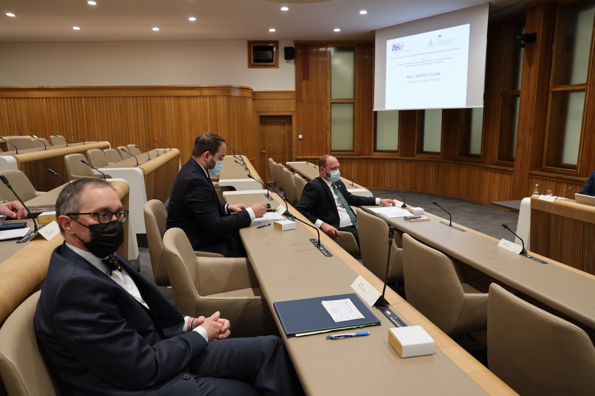 Posvet v Državnem svetu RS: Pogoji, ki jim mora biti zadoščeno za pravičen prehod iz premoga v Šaleški dolini, 2021<br>(Avtor: Milan Skledar)