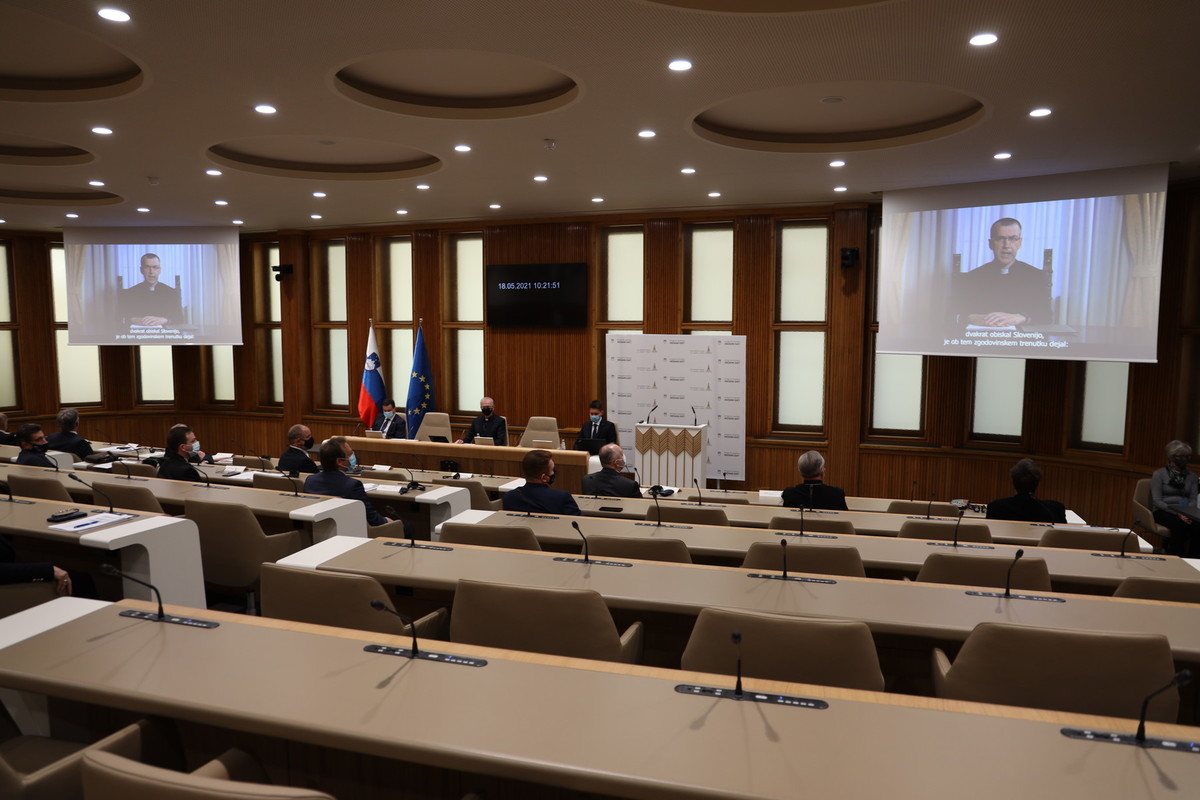 Simpozij: 30 let uveljavljanja svobode veroizpovedi v Republiki Sloveniji<br>(Avtor: Milan Skledar)