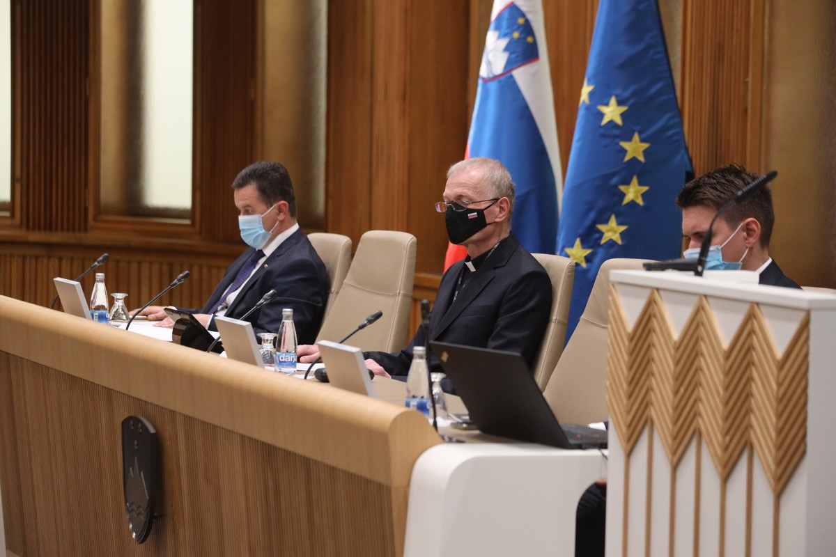 Simpozij: 30 let uveljavljanja svobode veroizpovedi v Republiki Sloveniji<br>(Avtor: Milan Skledar)