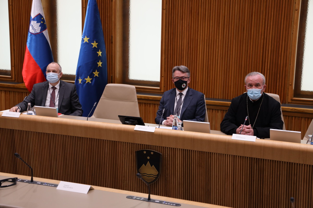 Simpozij: 30 let uveljavljanja svobode veroizpovedi v Republiki Sloveniji<br>(Avtor: Milan Skledar)