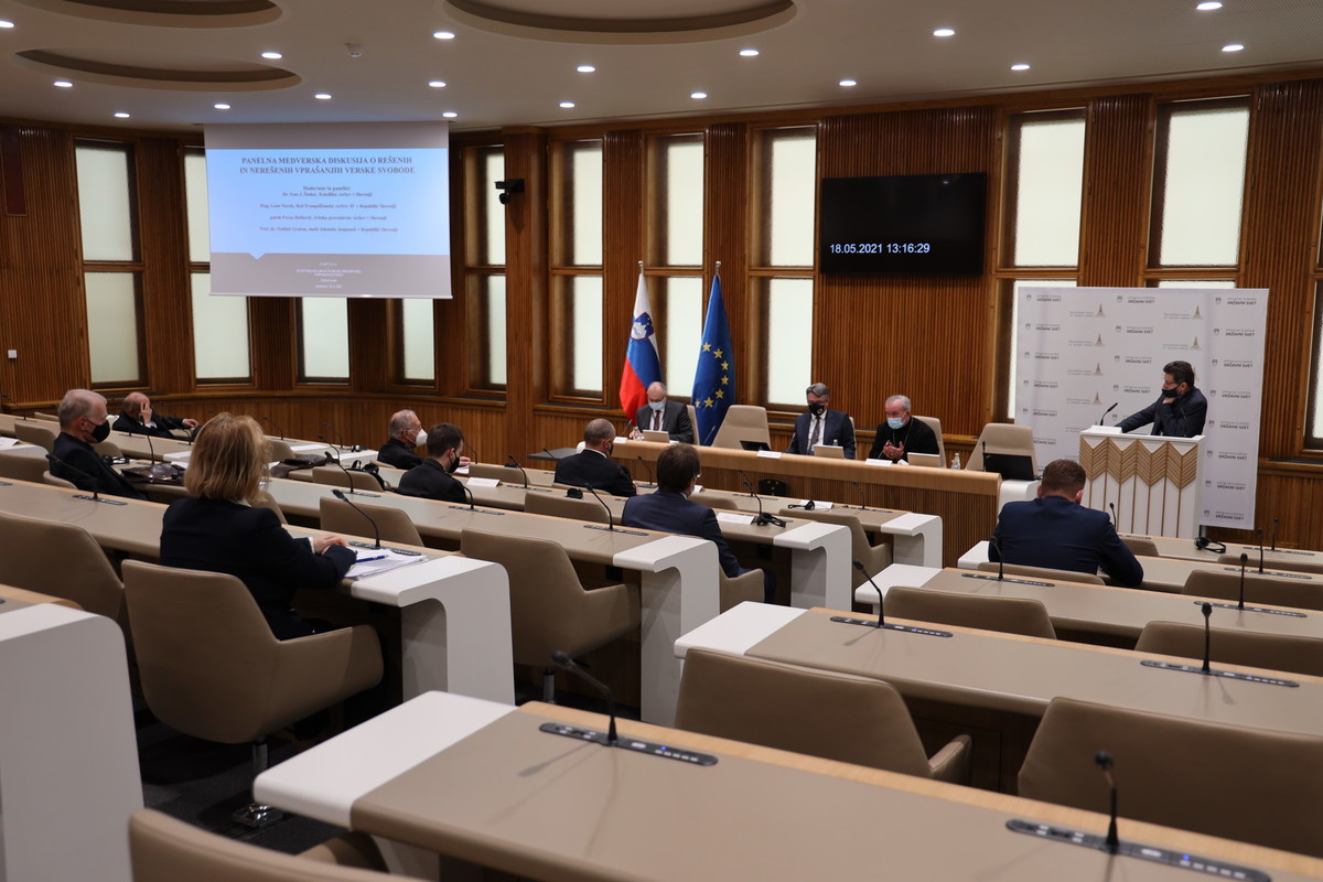 Simpozij: 30 let uveljavljanja svobode veroizpovedi v Republiki Sloveniji<br>(Avtor: Milan Skledar)