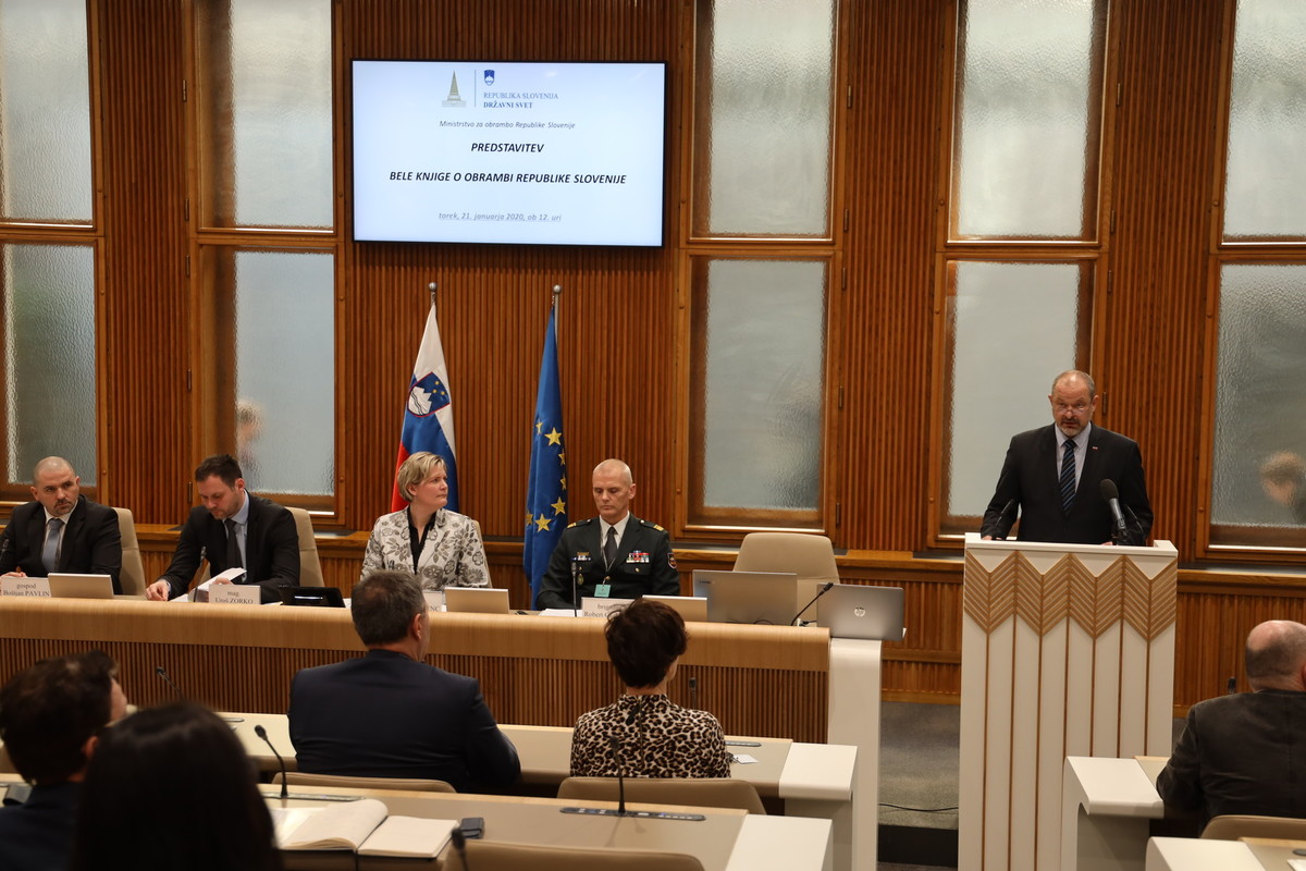 Alojz Kovšca, predsednik Državnega sveta RS nagovoril udeležence posveta, na katerem so v Državnem svetu predstavili Belo knjigo o obrambi RS<br>(Avtor: Milan Skledar)