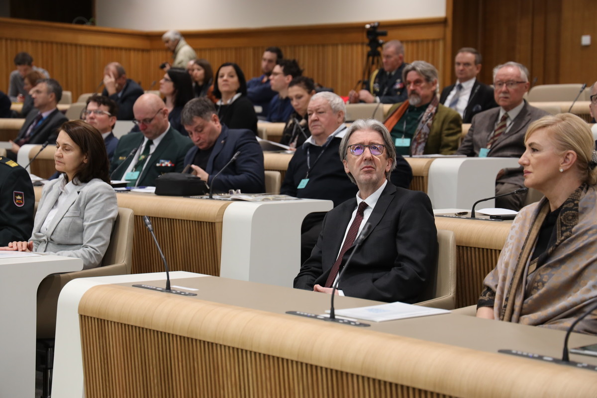 Posvet v Državnem svetu: predstavitev Bele knjige o obrambi Republike Slovenije, 21. januar 2020<br>(Avtor: Milan Skledar)
