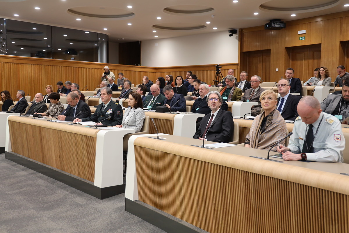 Posvet v Državnem svetu: predstavitev Bele knjige o obrambi Republike Slovenije, 21. januar 2020<br>(Avtor: Milan Skledar)