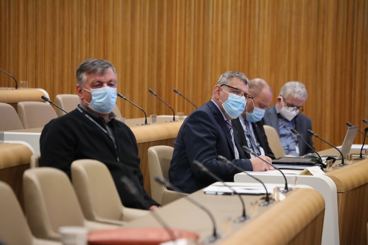 Igor Hrovatič, varuh v verigi preskrbe s hrano, Srečko Ocvirk, državni svetnik in župan občine Sevnica, Borut Florjančič, predsednik ZZS in Roman Žveglič, predsednik KGZS<br>(Avtor: Milan Skledar)