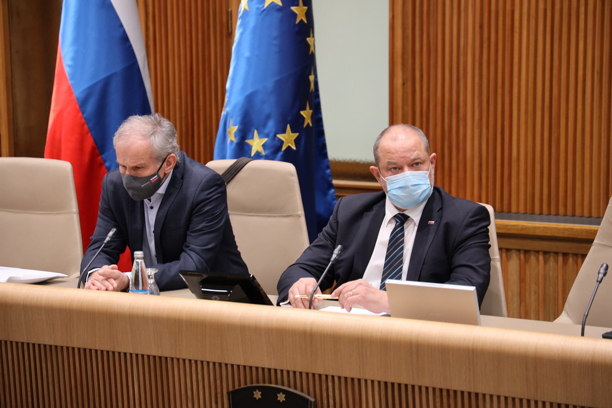 Rajko Fajt, državni svetnik in Alojz Kovšca, predsednik DS na posvetu o nujnosti investicij v Slovensko vojsko (SV) v DS, 2020<br>(Avtor: Milan Skledar)