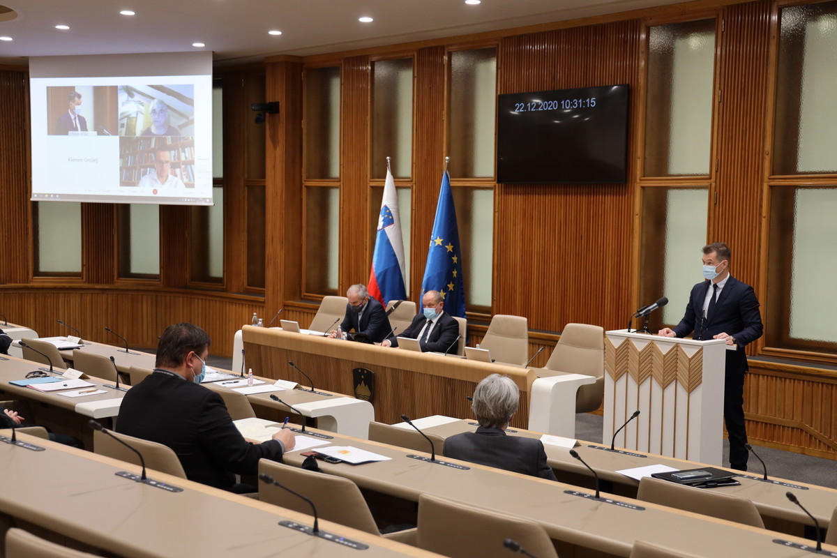 Uroš Lampret, državni sekretar na Ministrstvu za obrambo na posvetu o nujnosti investicij v Slovensko Vojsko (SV) v DS, 2020<br>(Avtor: Milan Skledar)